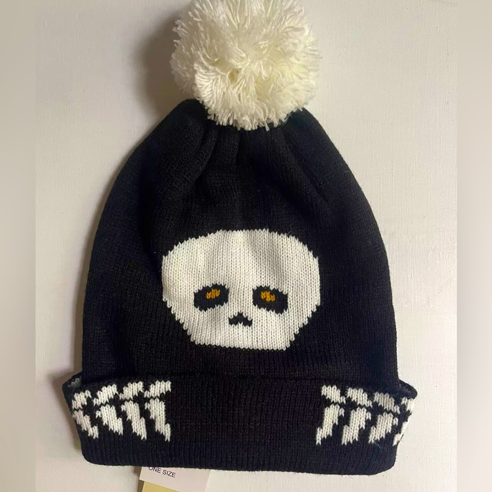 NWT SKULL 💀 Knit Beanie Hat Halloween O/S Pom Pom Black Nordstrom collection 18